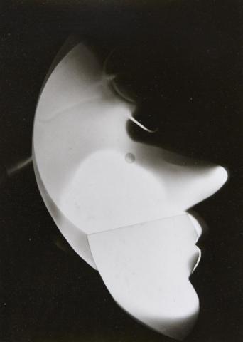Moholy-Nagy László, Autoritratto, 1926/1973, fotogramma, stampa in gelatina d’argento su carta; 239×179 mm; Museo della Fotografia Ungherese di Kecskemét