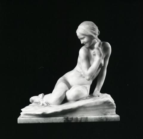 Alfonso Mazzucchelli, Sulla spiaggia (Nudo di donna), 1914, marmo