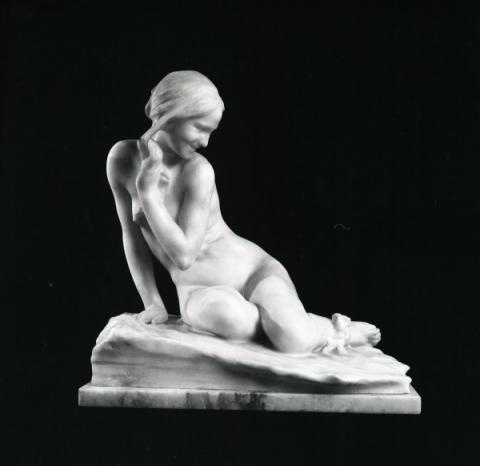 Alfonso Mazzucchelli, Sulla spiaggia (Nudo di donna), 1914, marmo