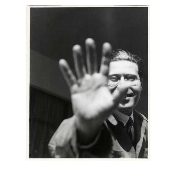 Lucia Moholy, Ritratto di László Moholy-Nagy,1926, stampa in gelatina d’argento su carta, 352×278 mm; Museo della Fotografia Ungherese di Kecskemét	