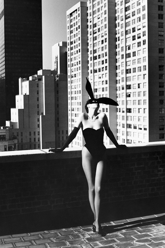 3. Helmut Newton Elsa Peretti vestita da coniglio. New York, 1975 Elsa Peretti as a Bunny. New York, 1975 © Helmut Newton Foundation 3. Helmut Newton Elsa Peretti vestita da coniglio. New York, 1975 Elsa Peretti as a Bunny. New York, 1975 © Helmut Newton Foundation