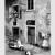 Roberto Zabban. I nuovi modelli di Lambretta 150 fotografati in una cascina, 1958. (Archivio TCI)