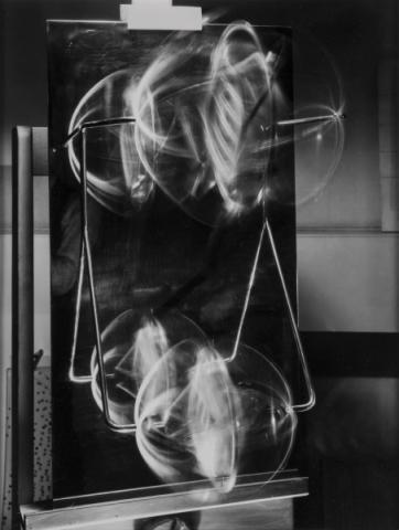 Moholy-Nagy László, Scultura cinetica (Gyros in movimento),1936,stampa in gelatina d’argento su carta, 250×192 mm; Debrecen, Collezione Antal – Lusztig	