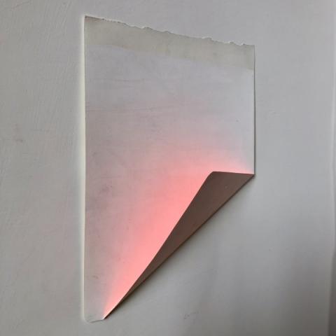 Alfredo Pirri, piega, 2017, acrilico e piega su carta, cm 20,8 x 29, 5