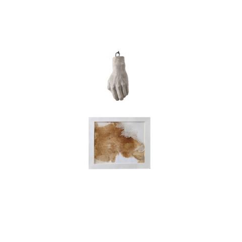 Sara Bernabucci, fingerprint 02, 2018, incisione ed intaglio laser su carta e foglia d'oro, 24x27 cm. Calco in gesso, 1950 ca, 21x10 cm