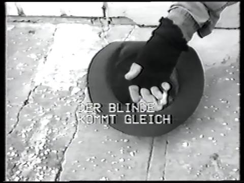 Franco Vaccari_ Esposizione in tempo reale n. 6: il mendicante elettronico - Der Bettler, 1973, video monocanale 16 mm trasferito in digitale, b/n, muto, 20’ 36’’, monitor, cartello Courtesy l'artista e P420, Bologna (@Michele Sereni)